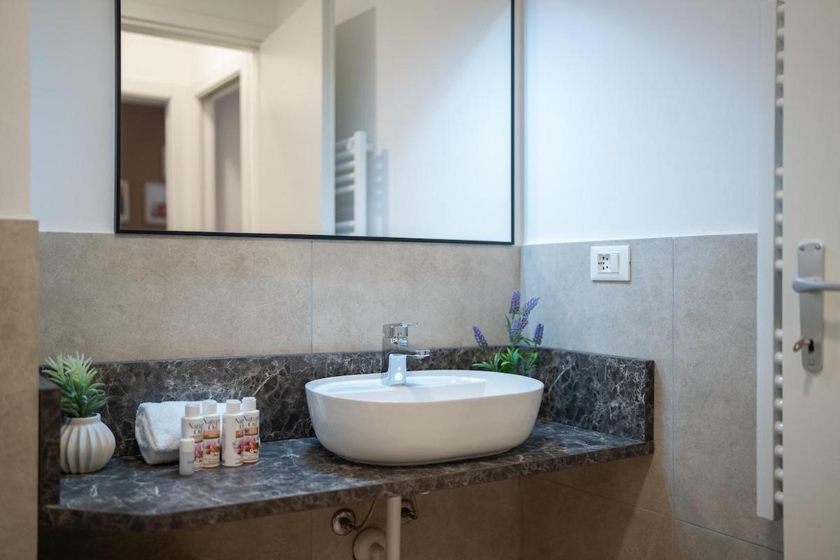 Appartamento Authentic Private Flat 2 Min From Navigli Milano Esterno foto